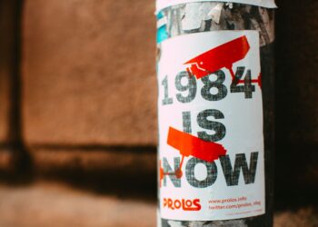 L'affiche De 1984 Est Maintenant Collée Sur Street Post