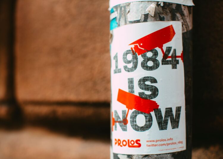 L'affiche De 1984 Est Maintenant Collée Sur Street Post