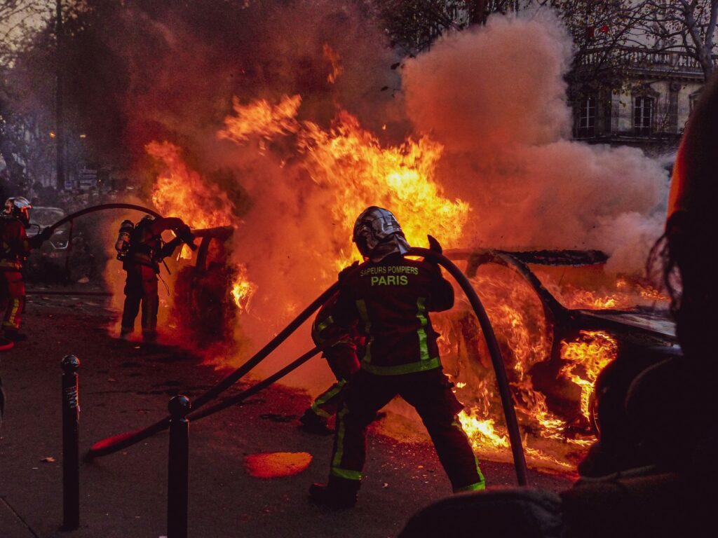 Photos gratuites de action héroïque, appel d'urgence, beau