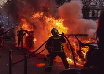 Photos gratuites de action héroïque, appel d'urgence, beau
