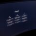 Gros plan sur un écran d'ordinateur affichant l'interface de ChatGPT dans un environnement sombre.