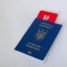 Passeport ukrainien bleu avec un billet d'avion sur une surface blanche. Concept de voyage.