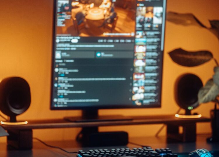 Un bureau d'ordinateur confortable avec clavier, souris et éclairage ambiant, idéal pour le jeu ou le travail.