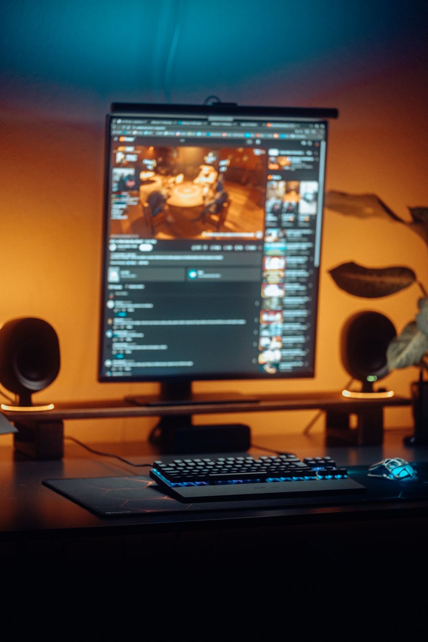 Un bureau d'ordinateur confortable avec clavier, souris et éclairage ambiant, idéal pour le jeu ou le travail.