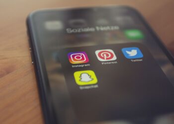 Smartphone affichant des applications de médias sociaux populaires comme Instagram, Pinterest, Twitter et Snapchat.