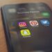 Smartphone affichant des applications de médias sociaux populaires comme Instagram, Pinterest, Twitter et Snapchat.
