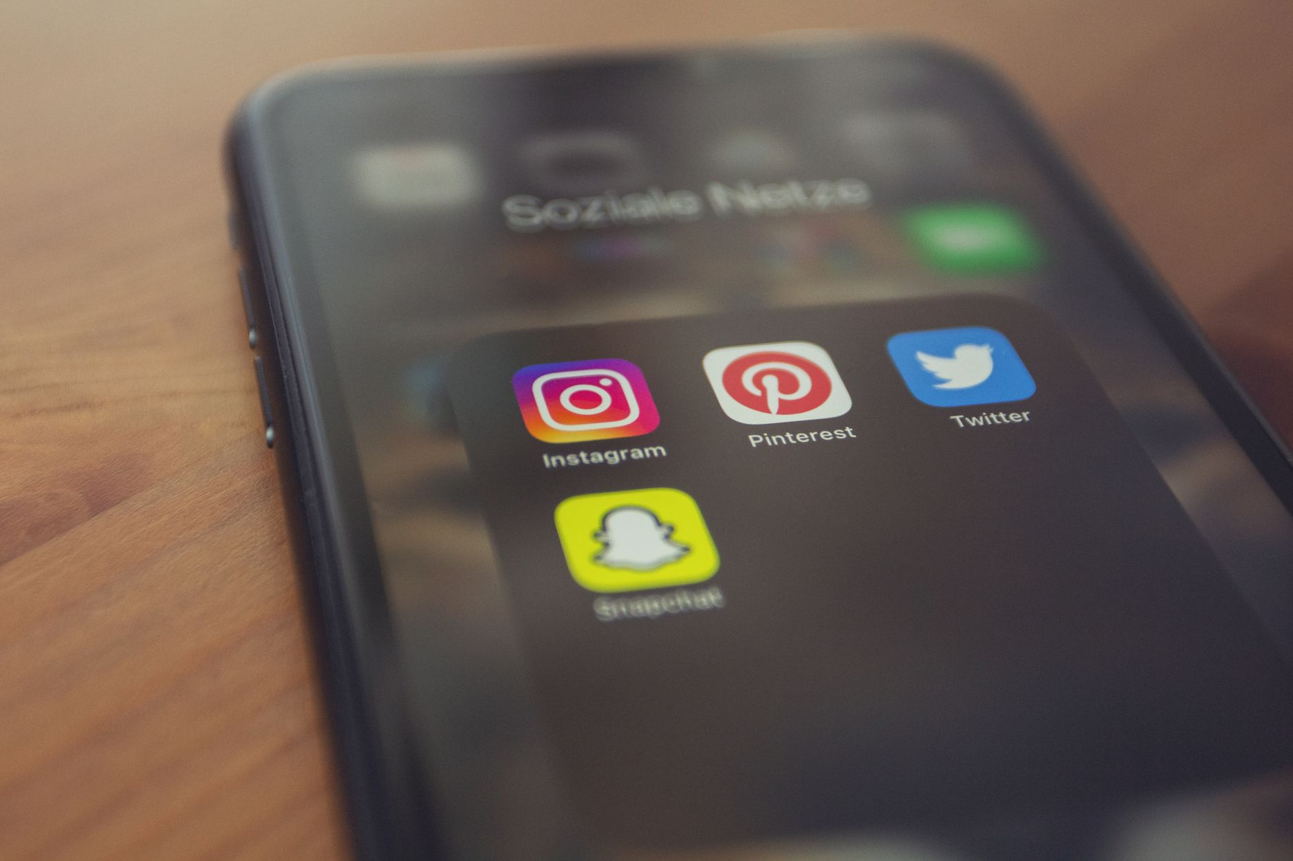 Smartphone affichant des applications de médias sociaux populaires comme Instagram, Pinterest, Twitter et Snapchat.