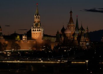 Vue nocturne du Kremlin illuminé et de la cathédrale Saint-Basile à Moscou, Russie.