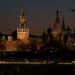 Vue nocturne du Kremlin illuminé et de la cathédrale Saint-Basile à Moscou, Russie.