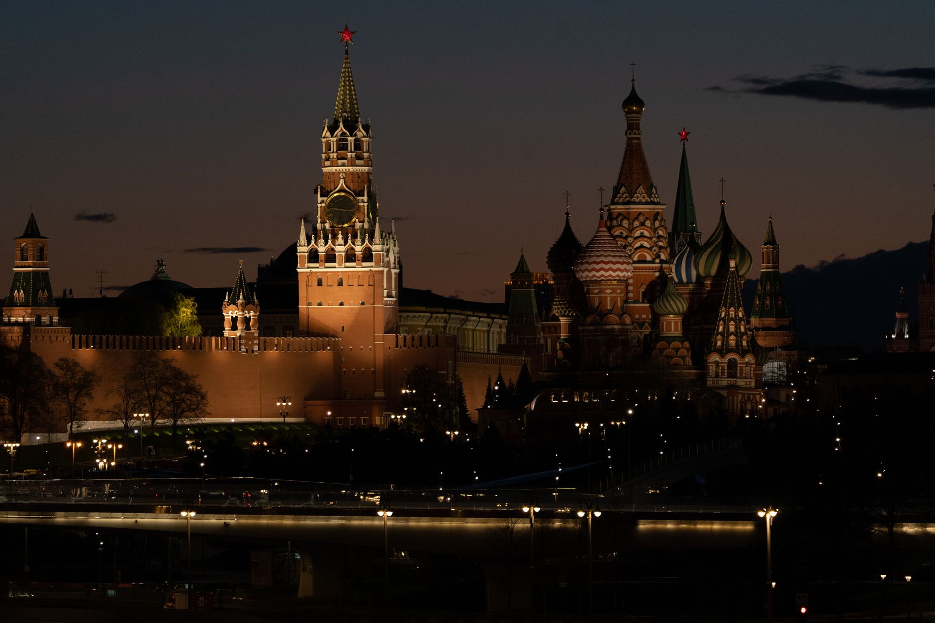 Vue nocturne du Kremlin illuminé et de la cathédrale Saint-Basile à Moscou, Russie.