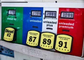 Gros plan d'une station de pompe à essence vintage affichant les prix du carburant et les indices d'octane à Los Angeles.