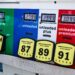 Gros plan d'une station de pompe à essence vintage affichant les prix du carburant et les indices d'octane à Los Angeles.