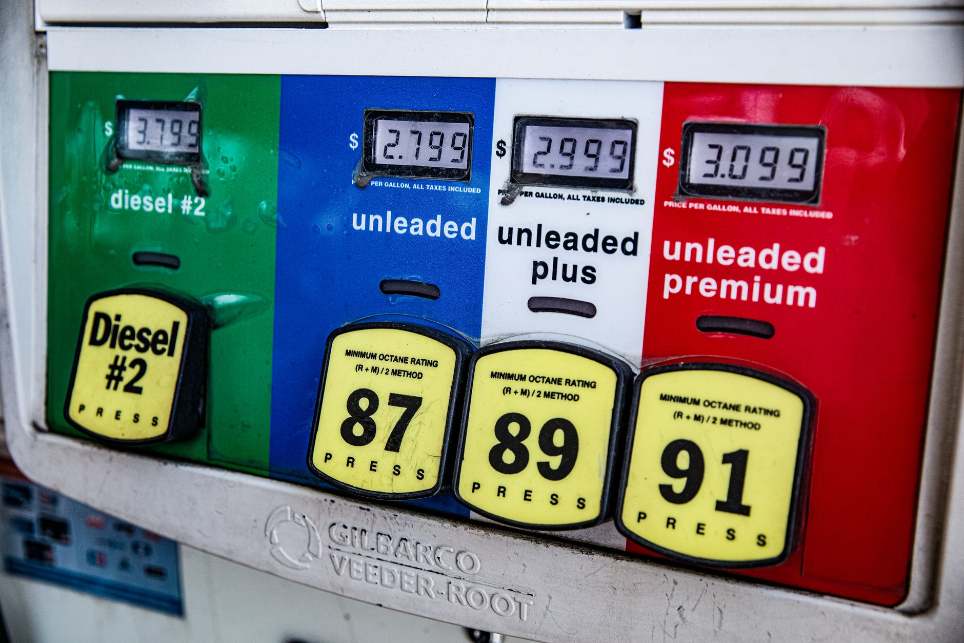 Gros plan d'une station de pompe à essence vintage affichant les prix du carburant et les indices d'octane à Los Angeles.