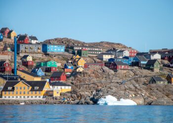 Maisons de village côtières animées à Uummannaq, au Groenland, avec des eaux glacées.