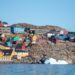 Maisons de village côtières animées à Uummannaq, au Groenland, avec des eaux glacées.