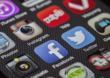 Image en gros plan de diverses icônes d'applications de médias sociaux sur l'écran d'un smartphone.