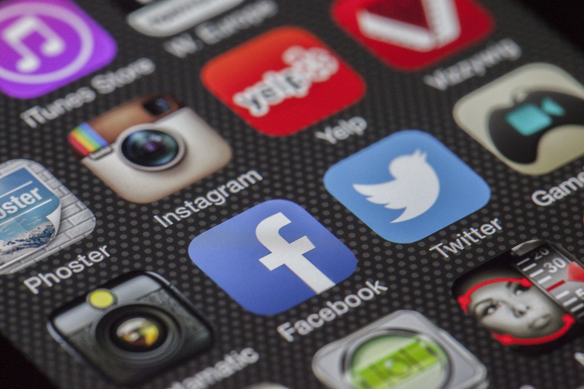 Image en gros plan de diverses icônes d'applications de médias sociaux sur l'écran d'un smartphone.