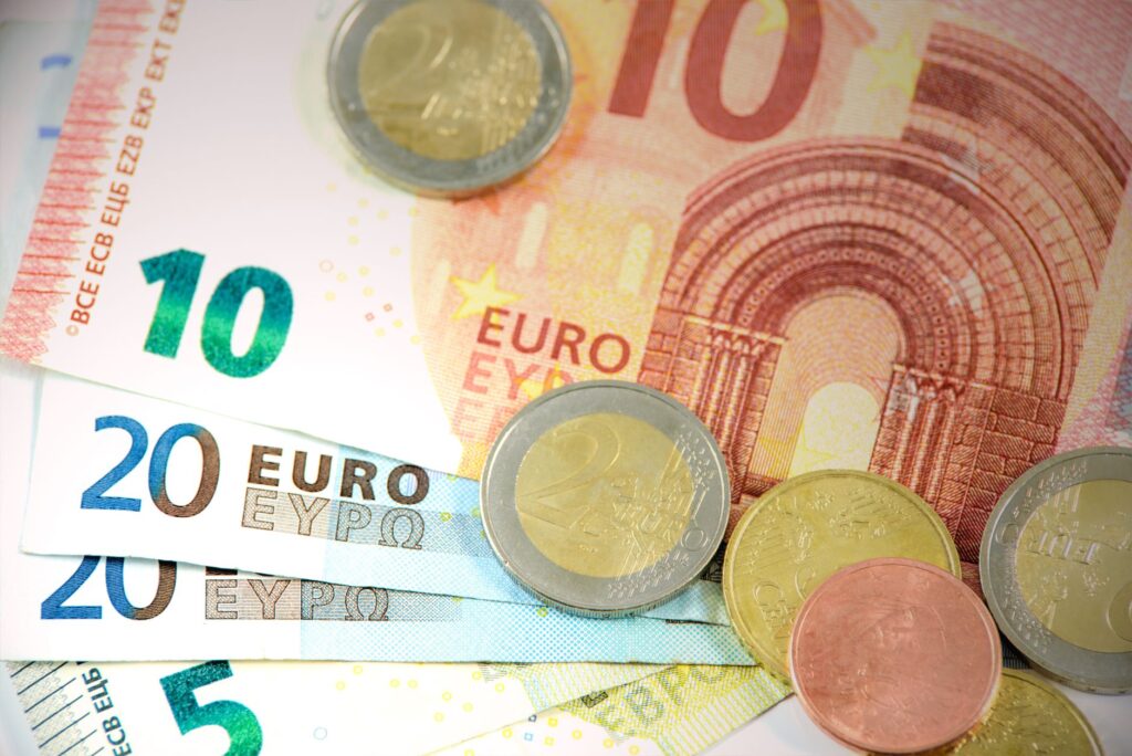 Plan détaillé de billets et pièces en euros mettant en valeur les dénominations de la monnaie.