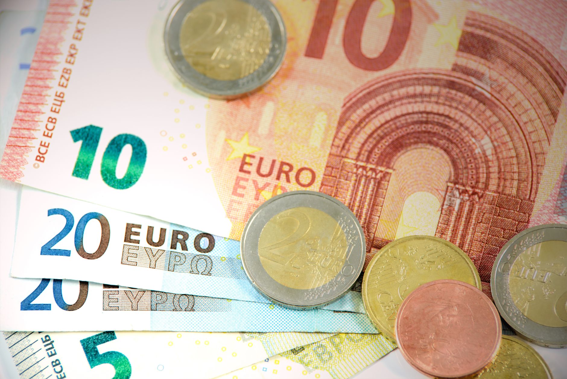 Plan détaillé de billets et pièces en euros mettant en valeur les dénominations de la monnaie.