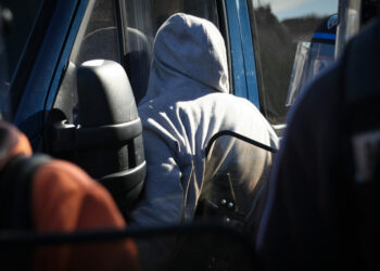 Ce jeune a voulu forcer le passage pour sortir de la place, mais ce n'est pas aussi facile. Garde à vue en perspective (et de la prison ferme?).