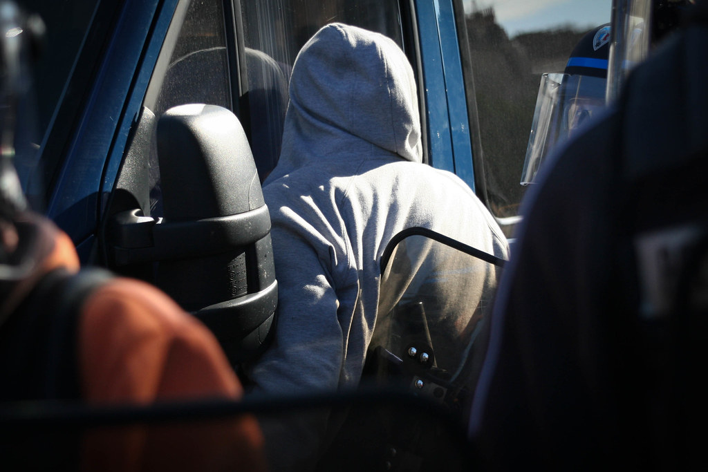 Ce jeune a voulu forcer le passage pour sortir de la place, mais ce n'est pas aussi facile. Garde à vue en perspective (et de la prison ferme?).